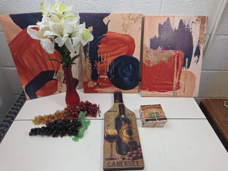 lot 120 image: Vineyard harvest decor