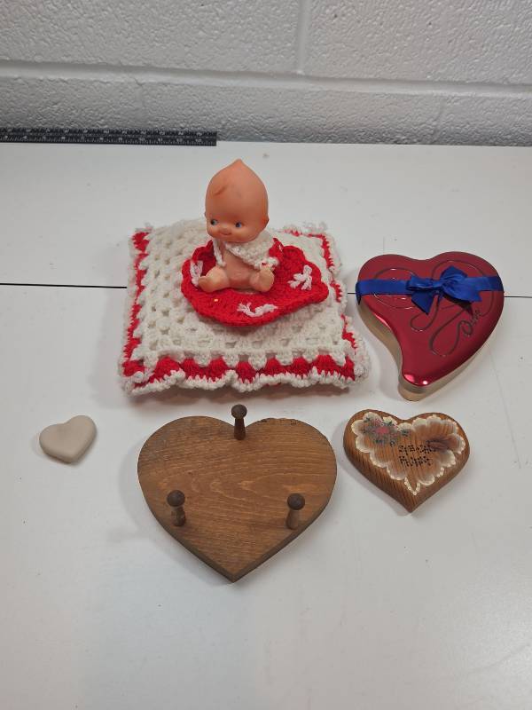 lot 121 image: Valentines Day Collection - Heart Decor Set