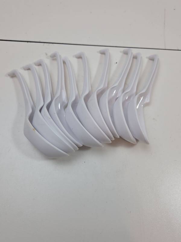 lot 123 image: White Plastic Chinese Soup Spoons Set