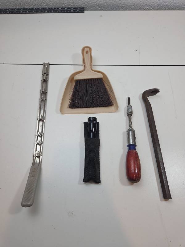lot 133 image: Mixed Tool Lot - Hardware and Cleaning Set