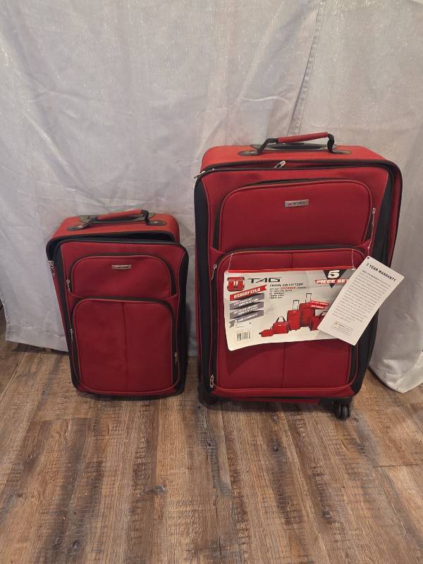 lot 137 image: Tag Edgefield 2-Piece Luggage Set - Red