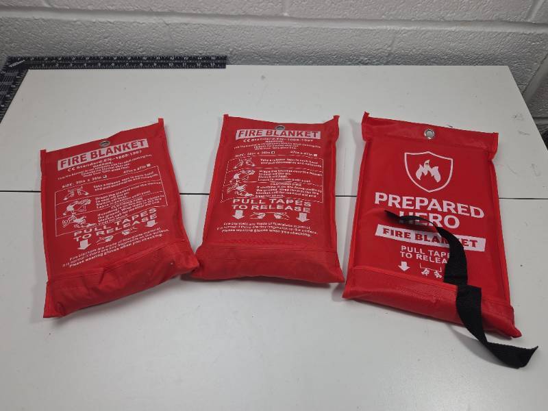 lot 143 image: Emergency Fire Blankets Set - 39in x 39in