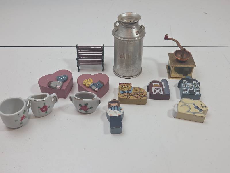 lot 152 image: Miniature Collection 1 to 3 inches