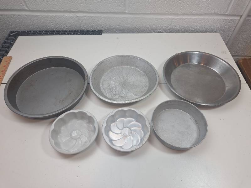 lot 154 image: Aluminum Baking Pan Collection