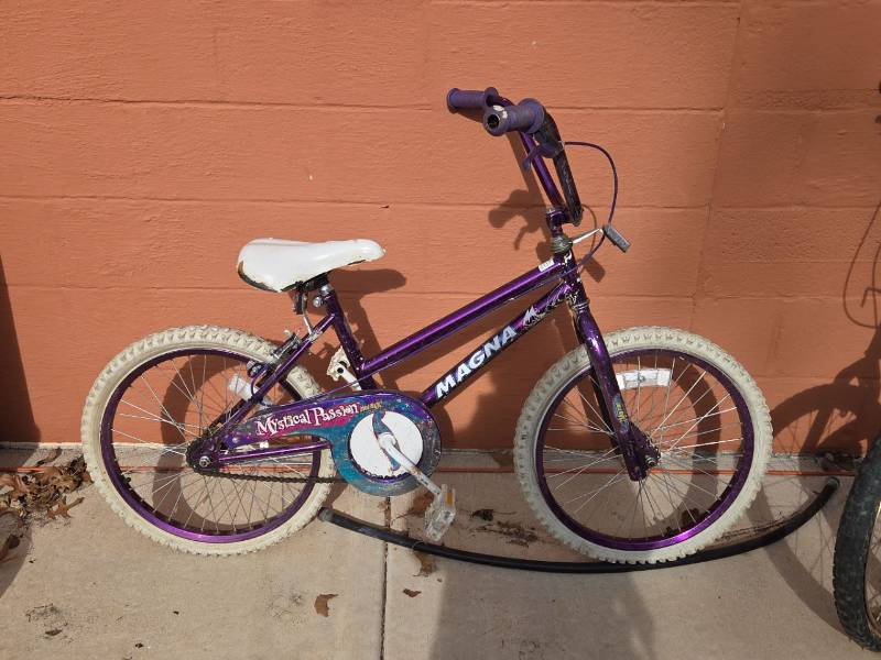lot 171 image: Magna Mystical Passion Girls BMX Bike