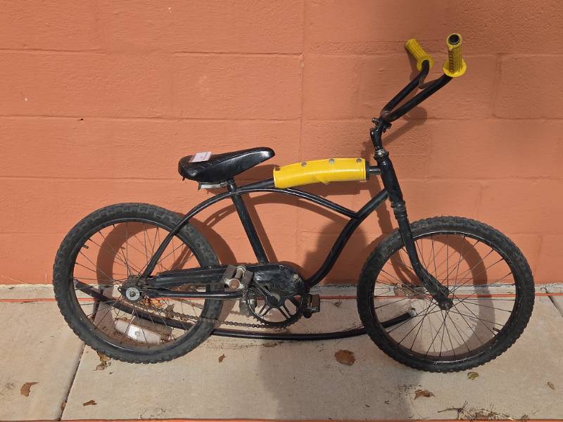 lot 173 image: Kids BMX Style Bicycle with Yellow Accents
