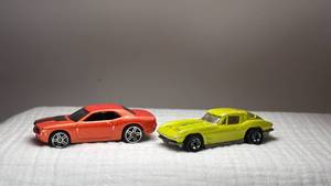 lot 062 image: Dodge Challenger and Corvette Diecast Cars Set