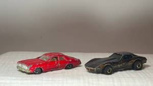 lot 069 image: Hot Wheels Dodge Coronet and Corvette Stingray Duo