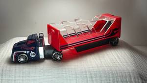 lot 0107 image: Hot Wheels Display Case Truck 2010