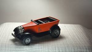 lot 0109 image: 1930s Tootsietoy Ford Model A Roadster