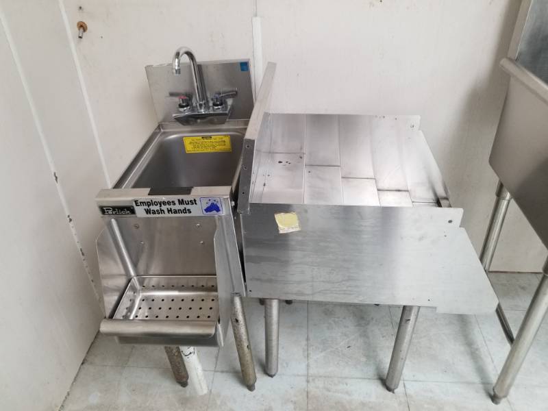 lot 4307 image: Perlick Sink wFaucet Front Dumping Station