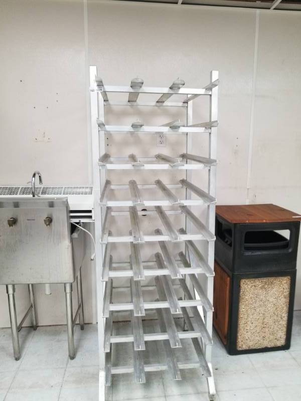 lot 4312 image: #10 Can Rack
