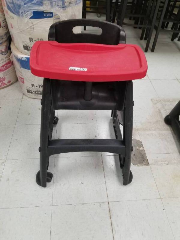 lot 4320 image: Rubbermaid High Chair wTray