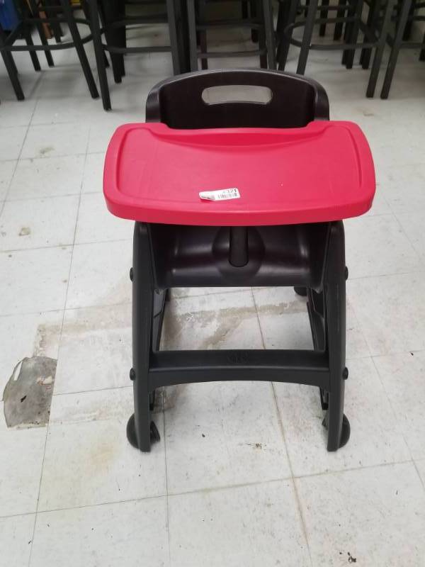 lot 4321 image: Rubbermaid High Chair wTray