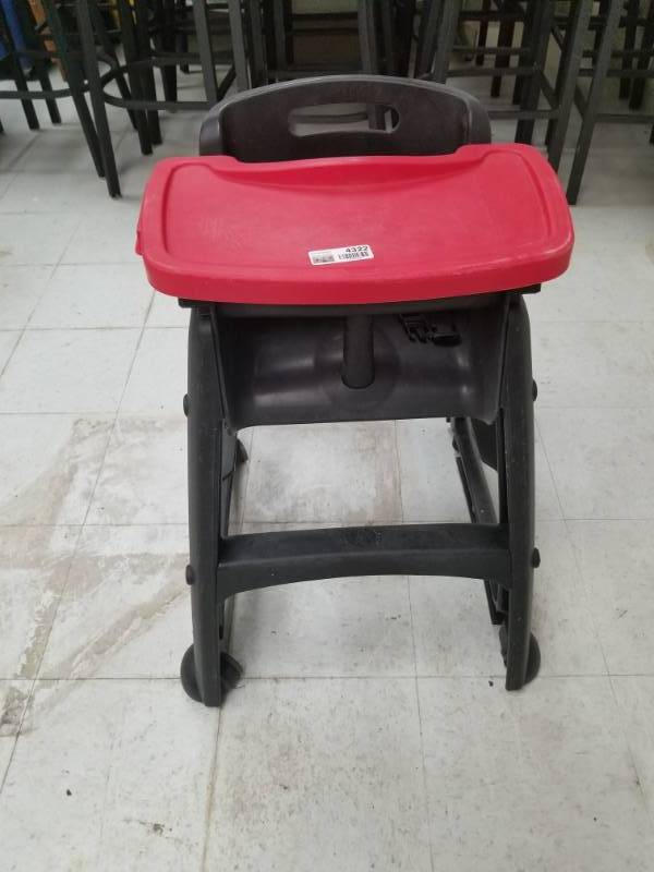 lot 4322 image: Rubbermaid High Chair wTray
