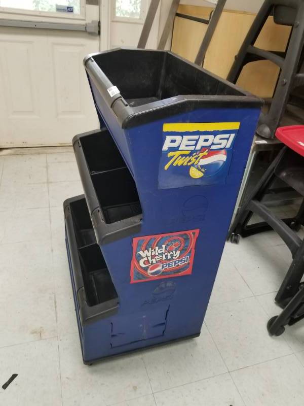 lot 4324 image: Pepsi Cubby Ice Chest on Casters wDrain