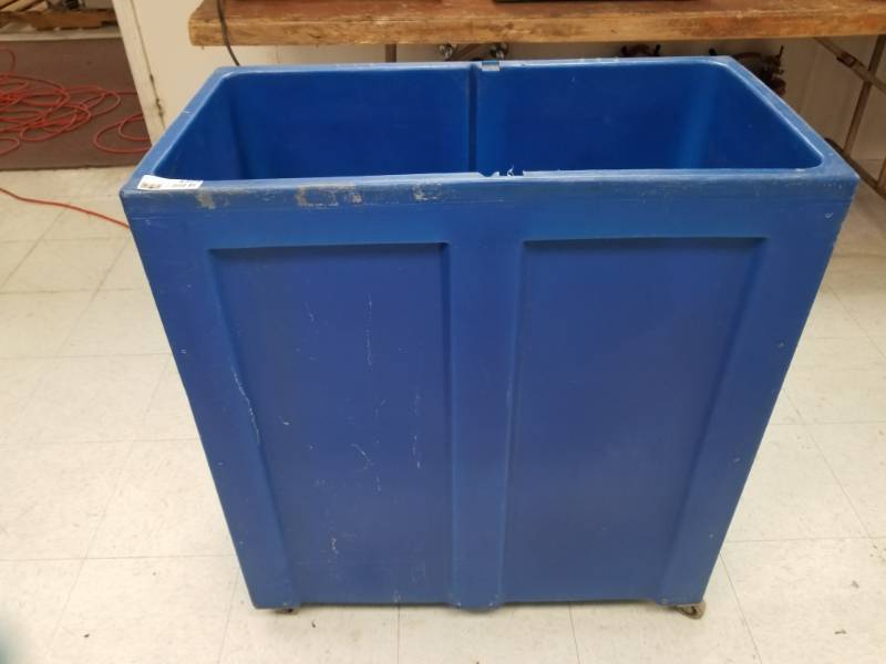 lot 4325 image: Ice Chest wDrain on Casters