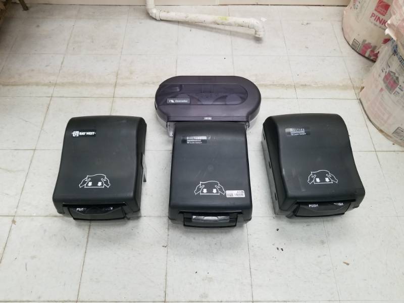 lot 4336 image: Paper Towel Dispenser Lot