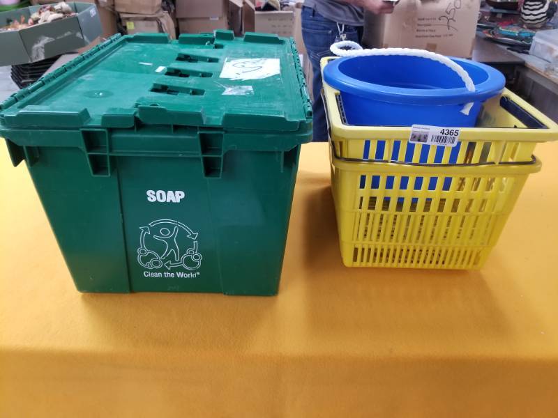 lot 4365 image: Lot of Storage Containers