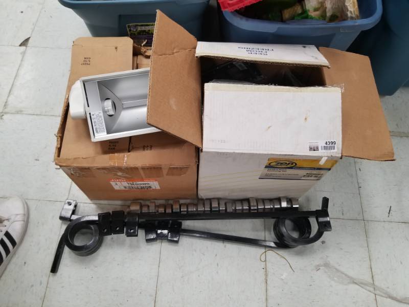 lot 4399 image: Random IndustrialCommercial Items Lighting, Vents etc