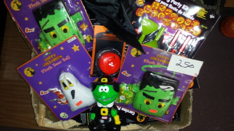 lot 4422 image: Huge Lot of Halloween Fun