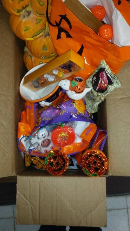 lot 4424 image: Huge Lot of Halloween Fun