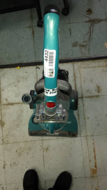 lot 4432 image: Vacuum Cleaner