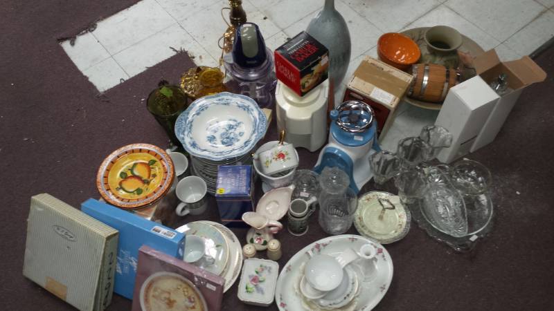 lot 4506 image: Shopping Basket of Household Goodies