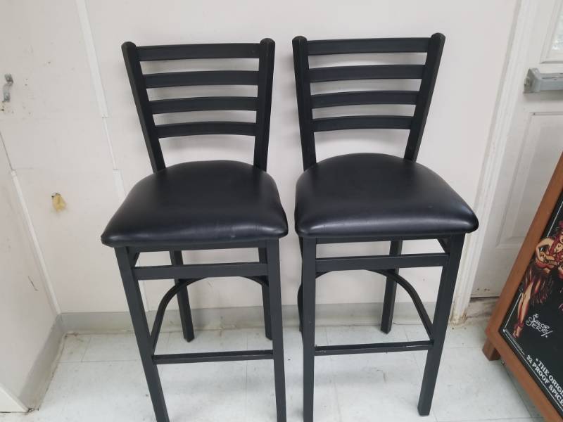 lot 4478 image: Pub Height Black Metal Padded Bar Stools