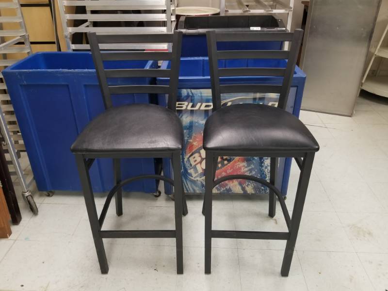 lot 4484 image: Pub Height Black Metal Padded Bar Stools