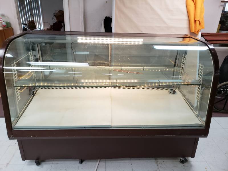 lot 1092 image: Federal 7ft Curved Glass Display Refrigerated wLights