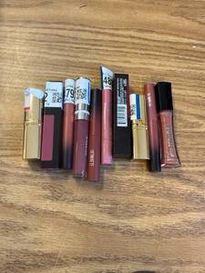 lot 7111 image: 10 pieces of lip products.