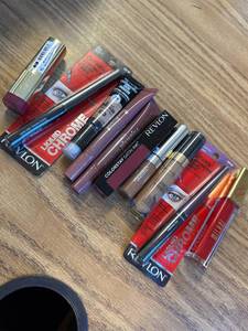 lot 7117 image: 10 pieces of make up Lip, eye and concealer