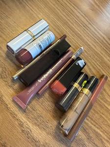 lot 7125 image: 10 piece makeup lot, mostly lip products