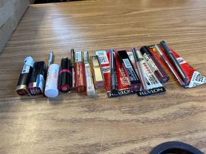 lot 7126 image: 15-Piece makeup lot mostly lip care, some eye products, concealer