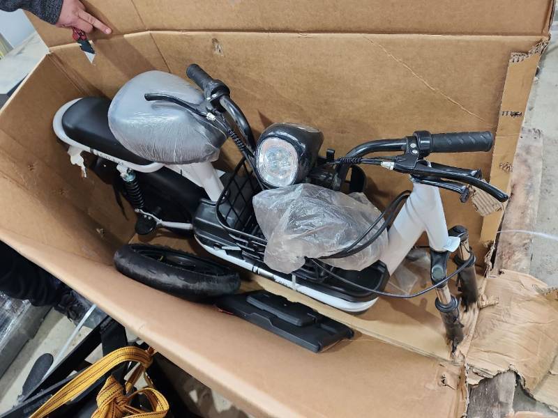 lot 7434 image: Electric Scooter - New in Box