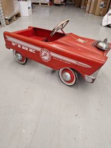 lot 305 image: 1950s Murray Fire Chief Pedal Car