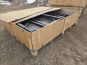lot 8015 image: Landhonor Cattle Squeeze Chute  LHR-CSC7