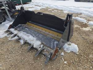 lot 8021 image: Landhonor 44 4-In-1 Combo Mini Skid Steer Bucket  MCB-72-44W