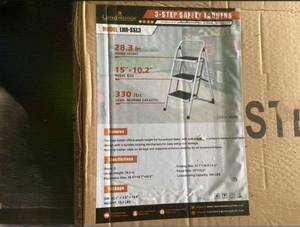 lot 8132 image: Landhonor 3-Step Safety Ladders  LHR-SSL3