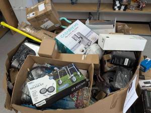 Wholesale Lot of Mixed Kitchen, Housewares, Decor, Accessories & Misc.  - Retail: $925
