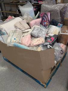 Wholesale Mixed Bedding, Bath, Decor and Textile Lot  - Retail: $1250