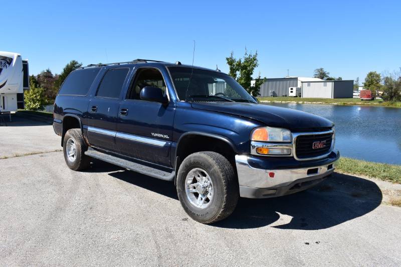 lot 1236 image: 2004 GMC Yukon XL 2500 4X4