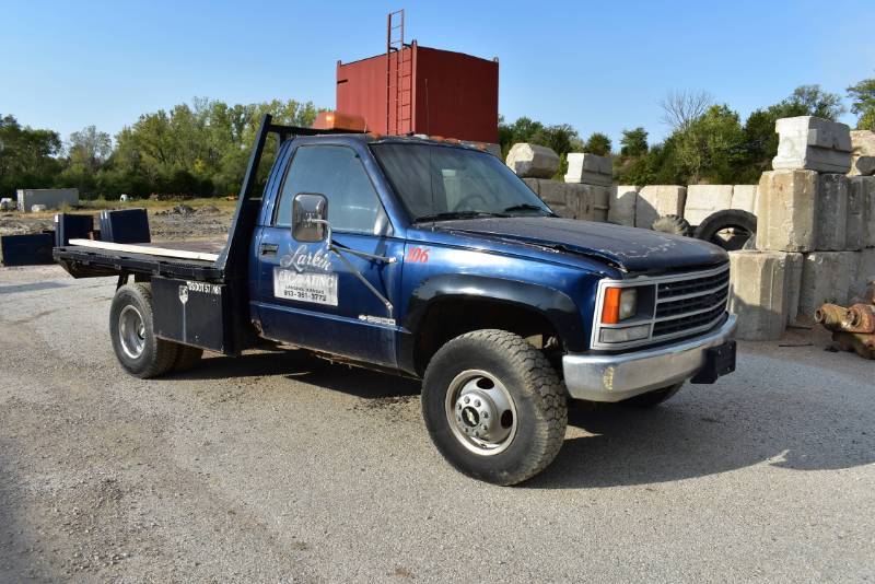 lot 1250 image: 1991 GMC 1 Ton Flatbed 4WD