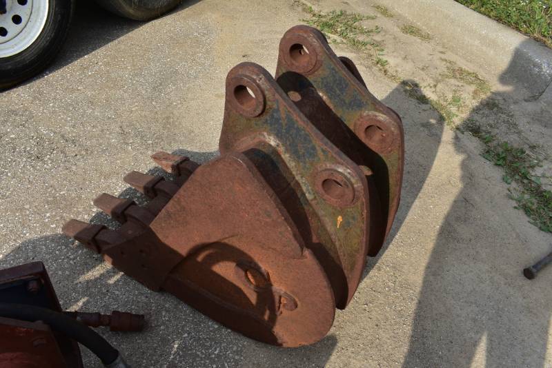 lot 1247 image: CP Mini EX Tooth Bucket