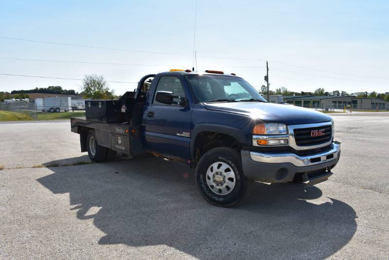 lot 1232 image: 2003 GMC 3500HD Flatbed Truck 4WD