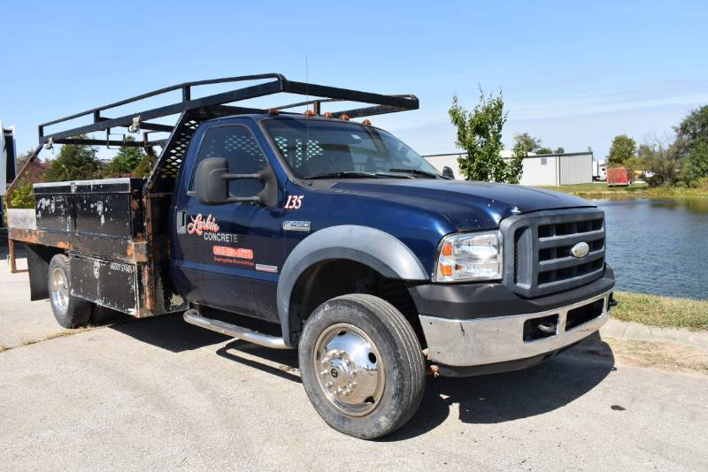lot 1240 image: 2006 Ford F-450 Truck 2WD