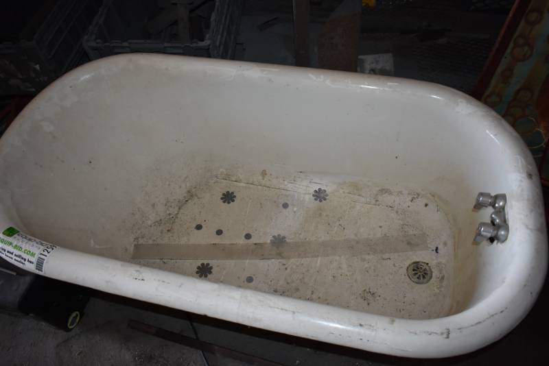 lot 1259 image: Antique Cast Iron Claw Foot Tub