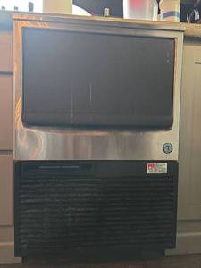 lot 526 image: Hoshizaki Commercial Ice Maker  Model KM-151BAH