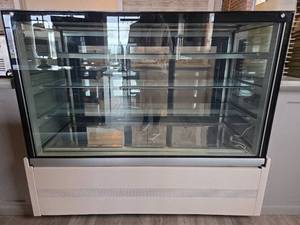 lot 533 image: Confectionary Bakery Display  Model Display1500